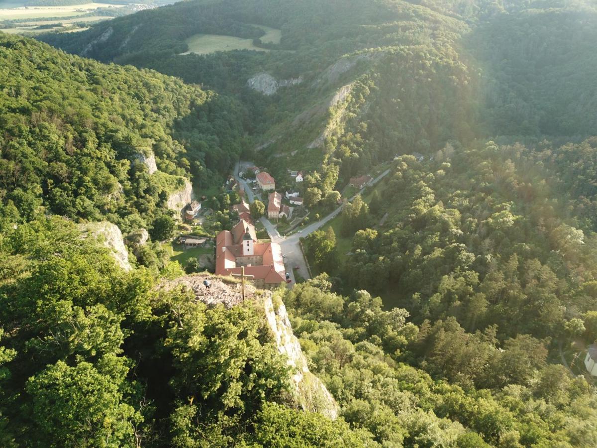 Hotel Obecna Skola Svatý Jan pod Skalou Exterior foto