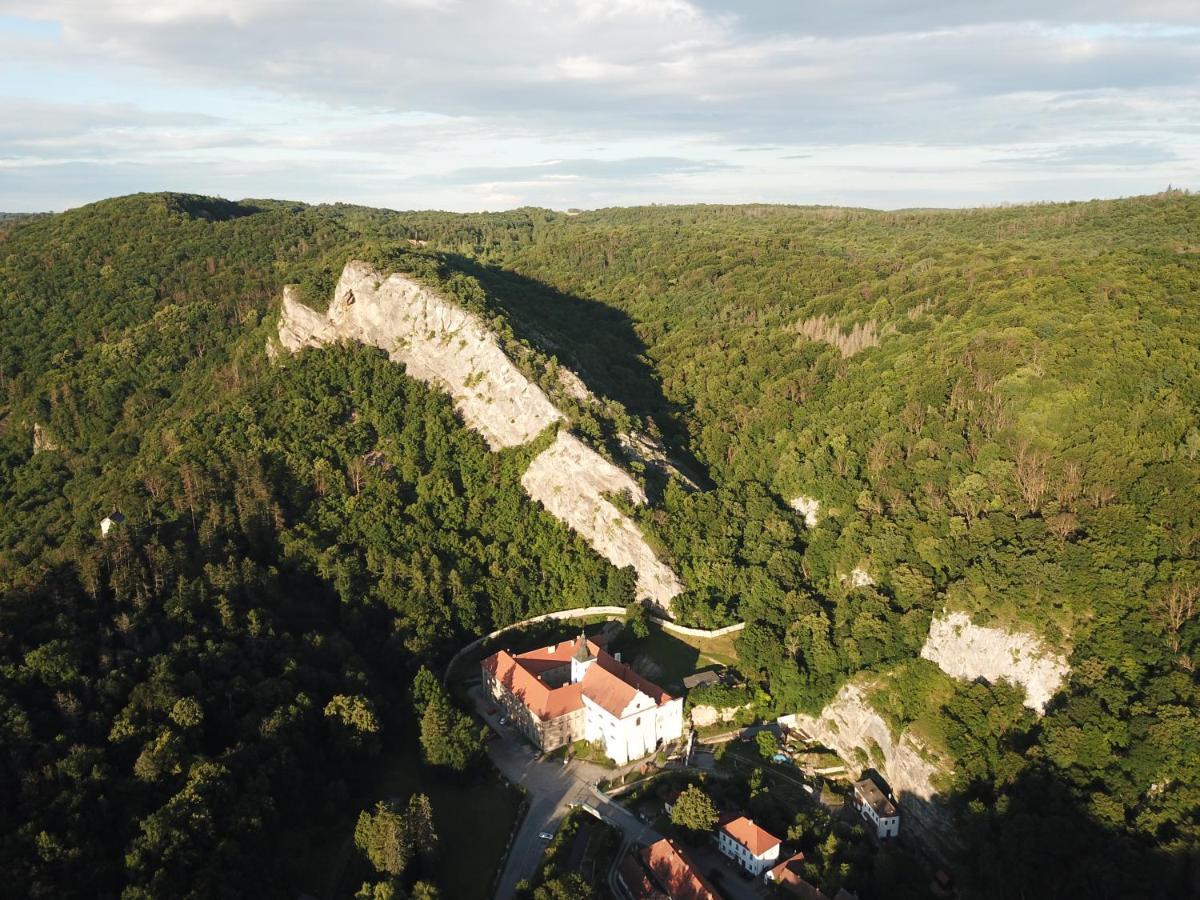 Hotel Obecna Skola Svatý Jan pod Skalou Exterior foto