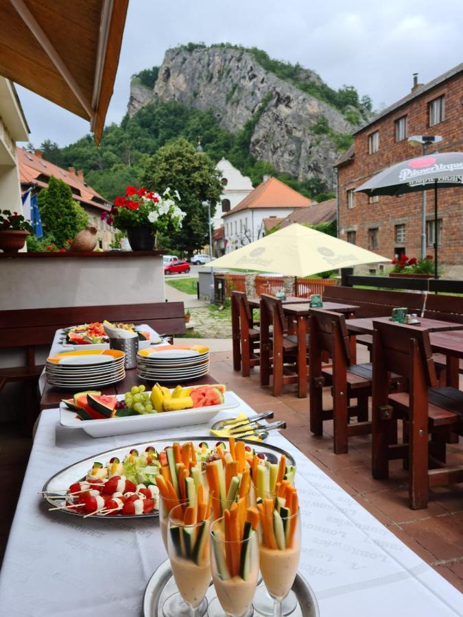 Hotel Obecna Skola Svatý Jan pod Skalou Exterior foto