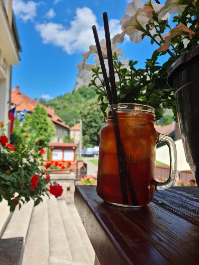 Hotel Obecna Skola Svatý Jan pod Skalou Exterior foto
