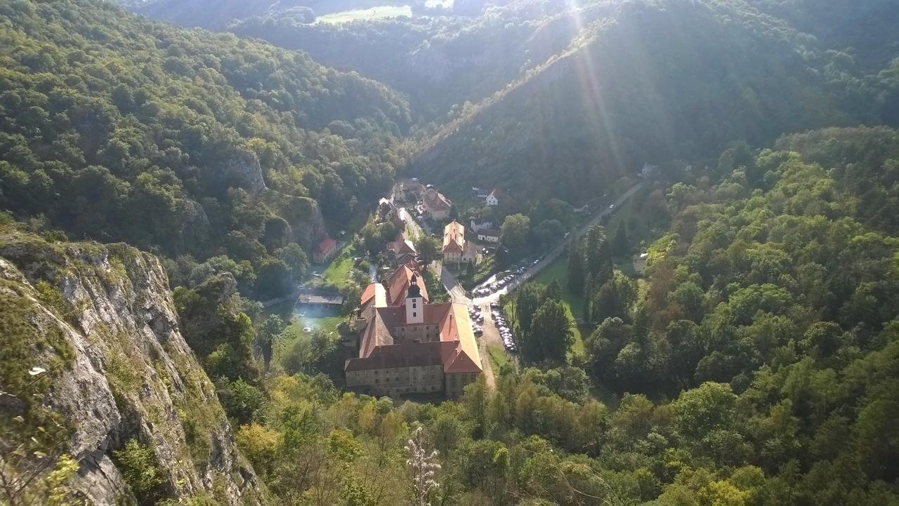 Hotel Obecna Skola Svatý Jan pod Skalou Exterior foto